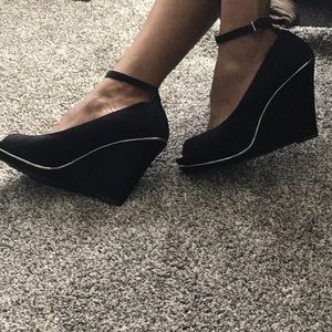 Black wedges